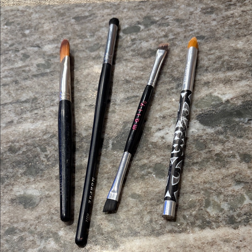BUNDLE OF 4 make up brushes